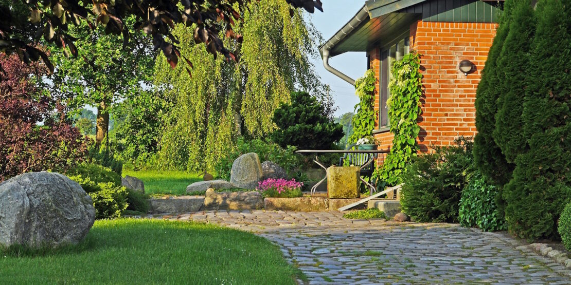 Das Foto zeigt einen Weg, der zu einem Haus führt