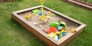 Das Foto zeigt einen Sandkasten