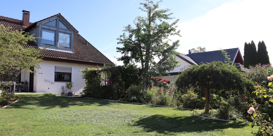 Das Foto zeigt einen Garten und verschiedene Formen von Schatten