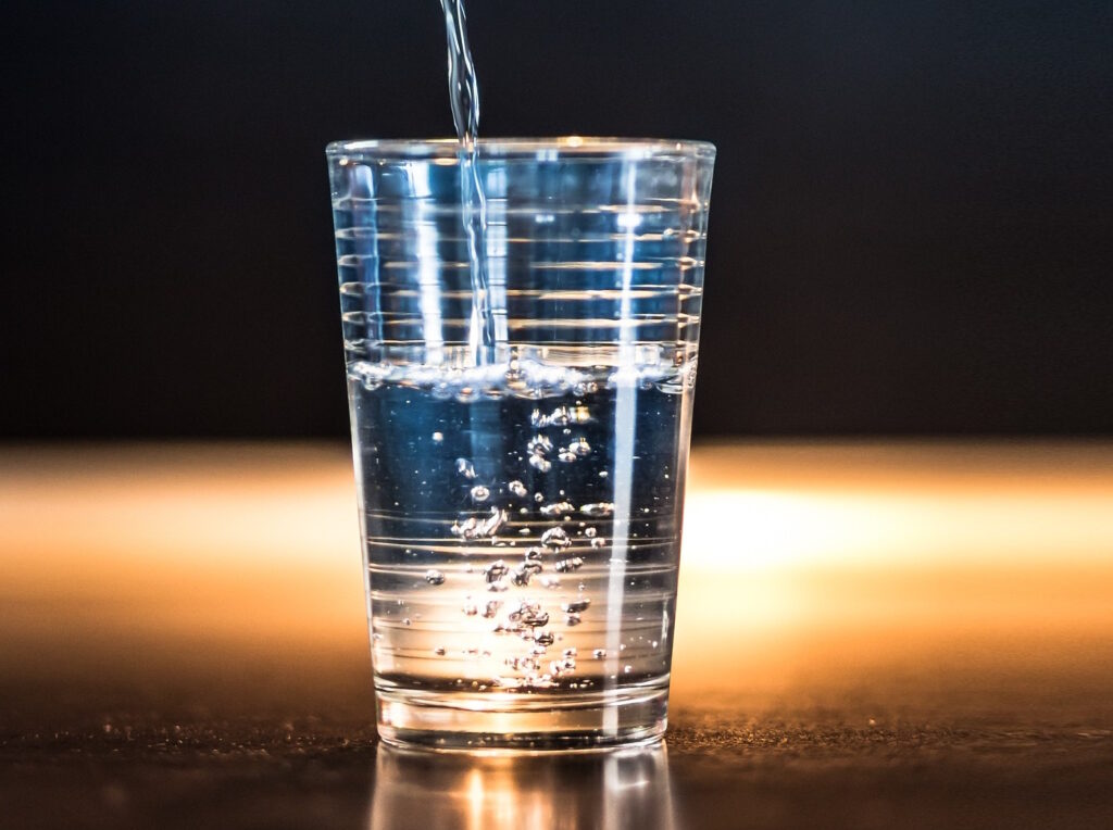 Das Foto zeigt ein Glas Mineralwasser
