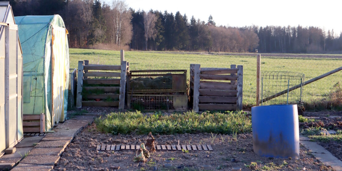 Das Foto zeigt drei Komposter in einem Garten