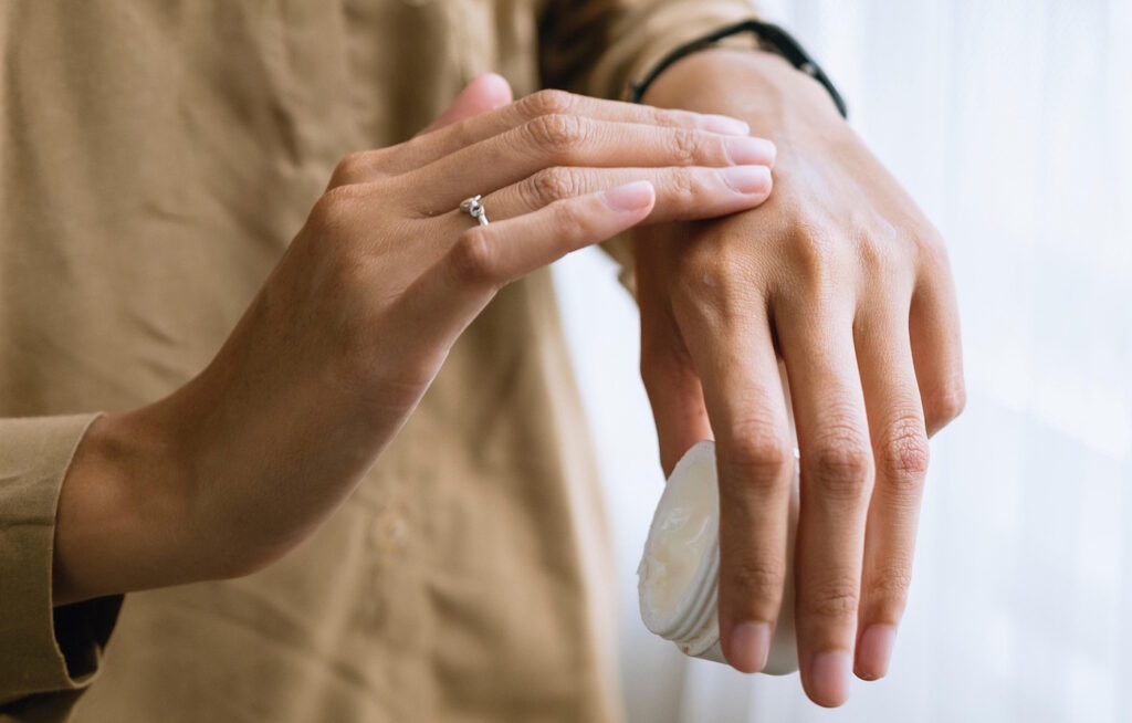 Das Foto zeigt eine Frauenhand die sich eincremt