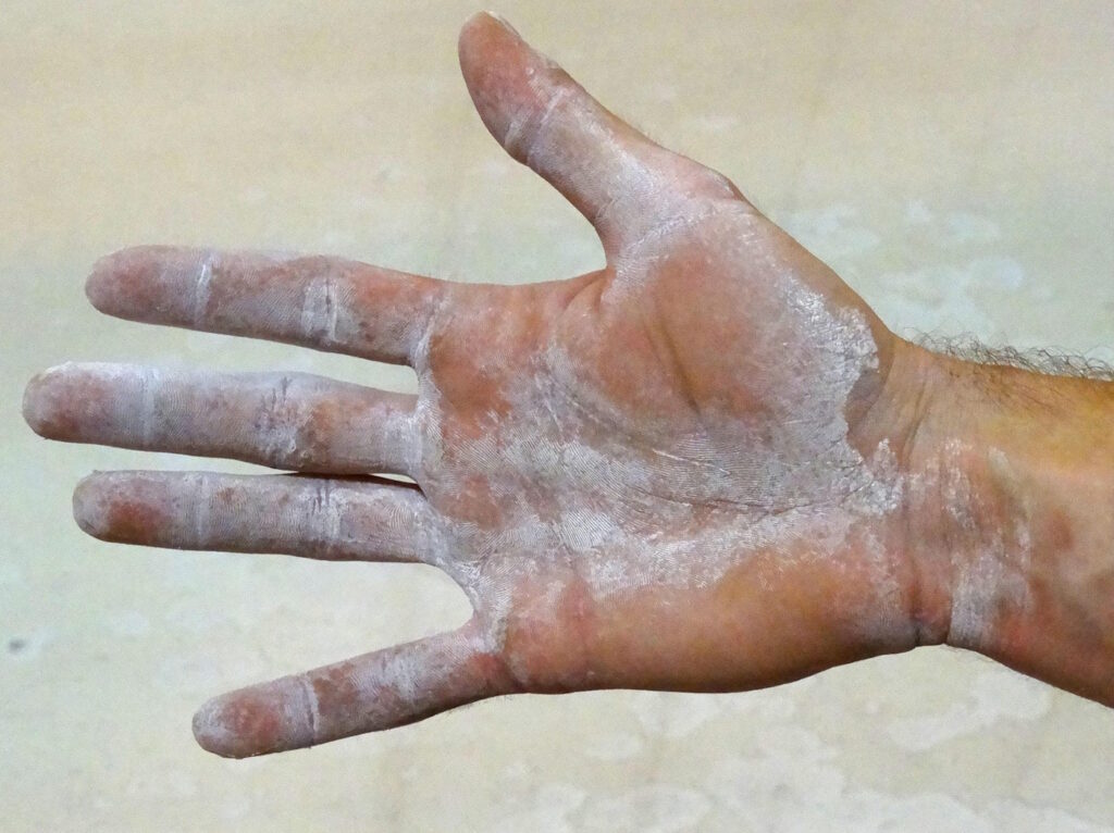 Das Foto zeigt Magnesiumpulver an einer Hand