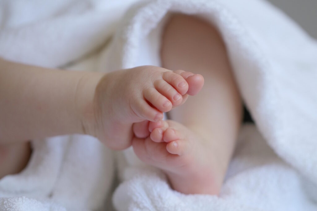 Das Foto zeigt Baby Füße