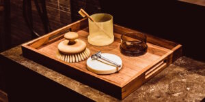 Das Foto zeigt ein Tablett aus Bambus mit einer Zahnbürste, einem Rasierer und einer Bürste