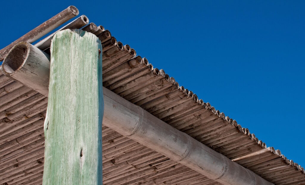 Das Foto zeigt ein Bambusdach