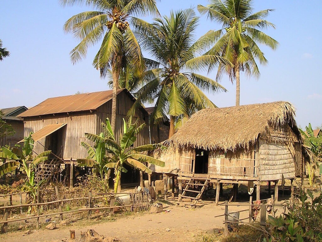 Das Foto zeigt Häuser aus Bambus