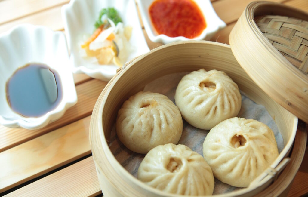 Das Foto zeigt einen Garer aus Bambus mit Dumblings