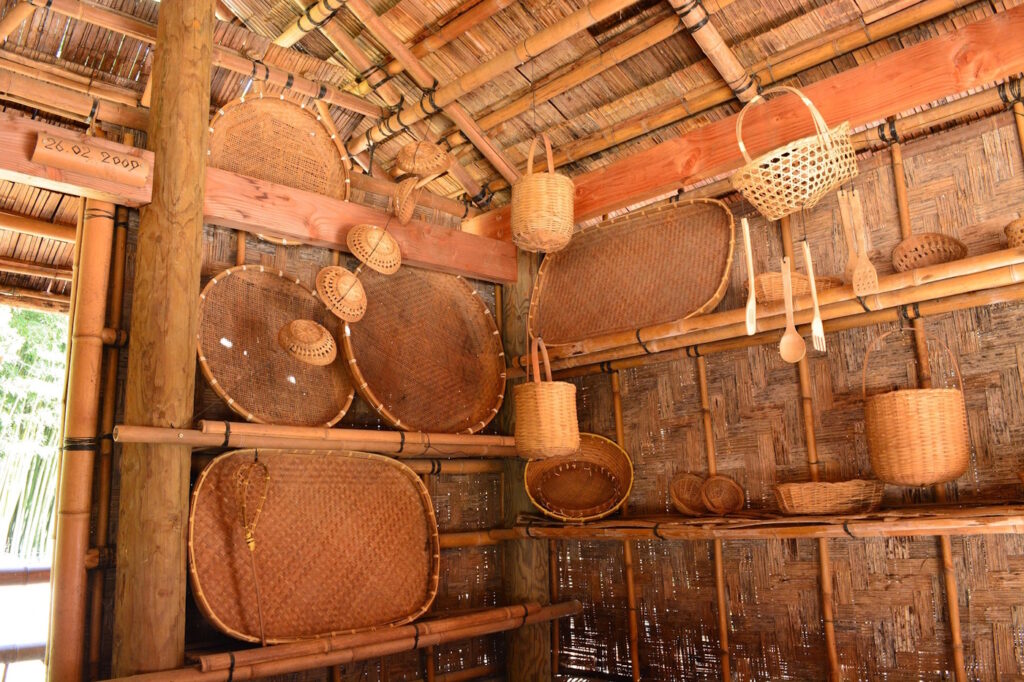 Das Foto zeigt verschiedene Flechtwaren aus Bambus