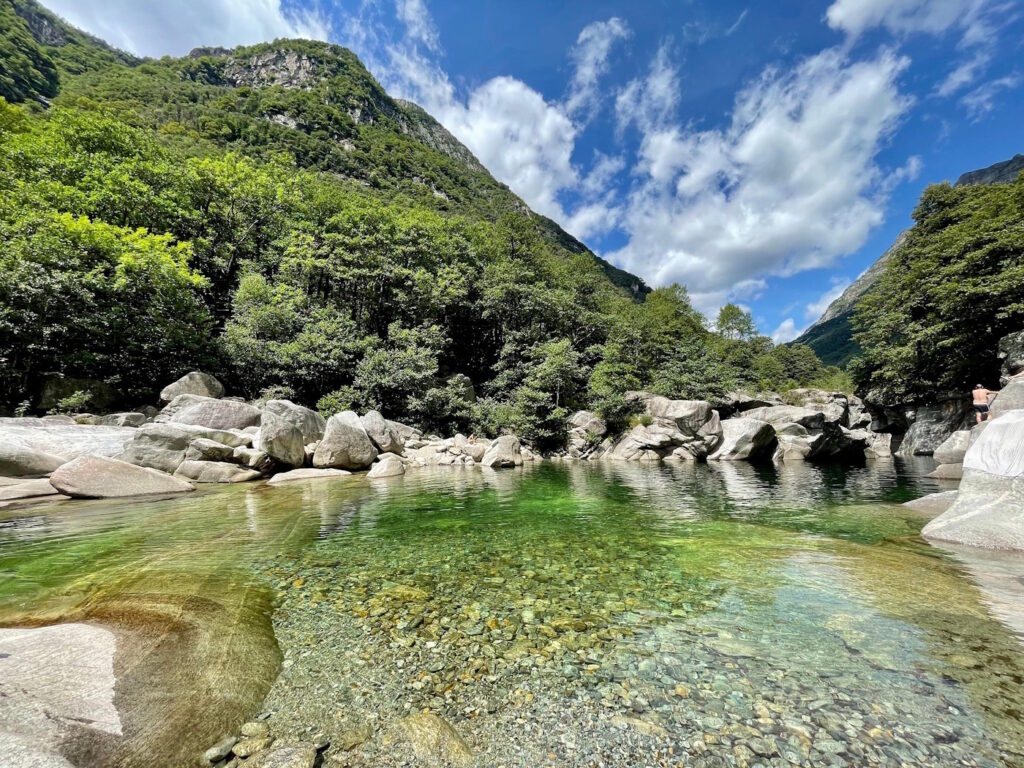 Das Foto zeigt einen Gebirgsfluss