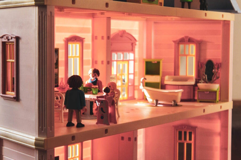 Das Foto zeigt ein Puppenhaus mit Playmobile-Männchen