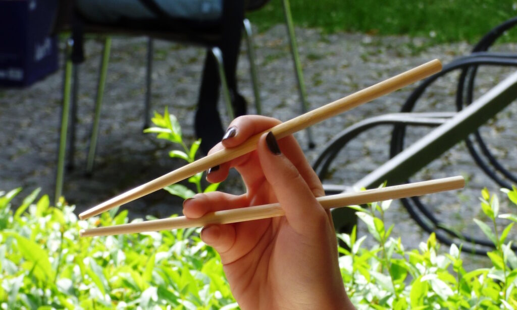 Das Foto zeigt Essstäbchen aus Bambus