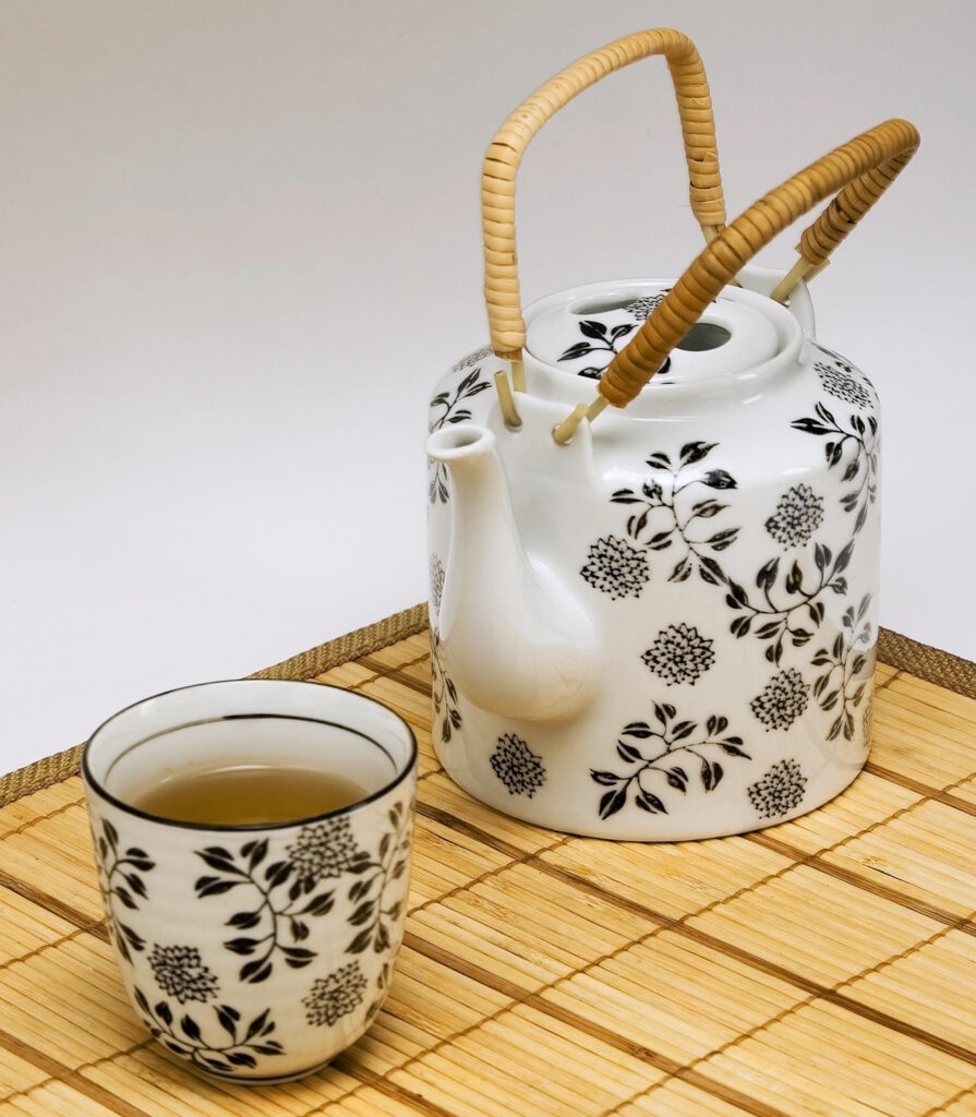 Das Foto zeigt Tee auf einer Bambusmatte