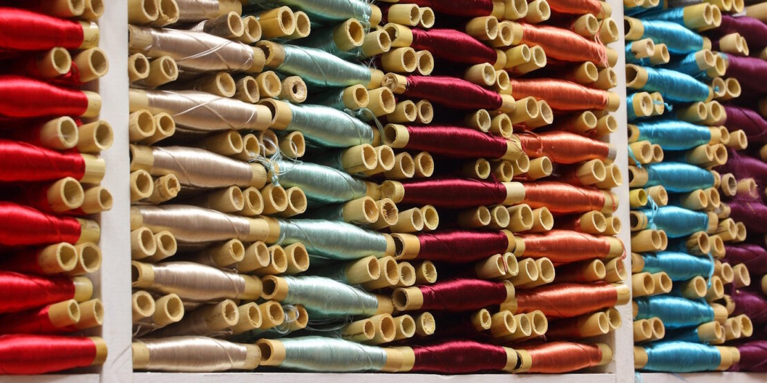Das Foto zeigt Fadenspulen in verschiedenen Farben