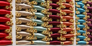 Das Foto zeigt Fadenspulen in verschiedenen Farben