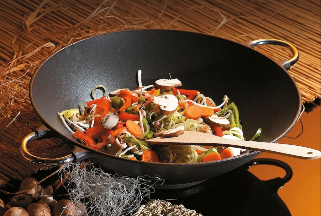 Das Foto zeigt einen Wok mit Gemüse