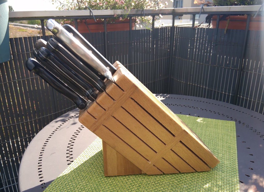 Das Foto zeigt einen Messerblock aus Bambus, in dem Messer stecken