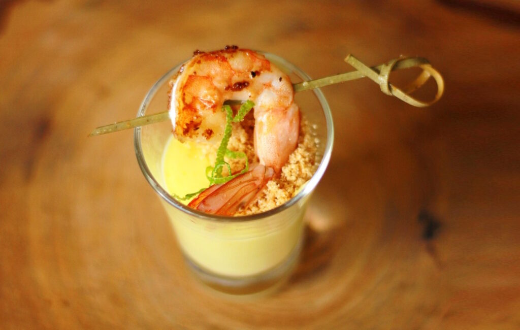 Das Foto zeigt eine Garnele die auf einem Zahnstocher aufgespießt ist