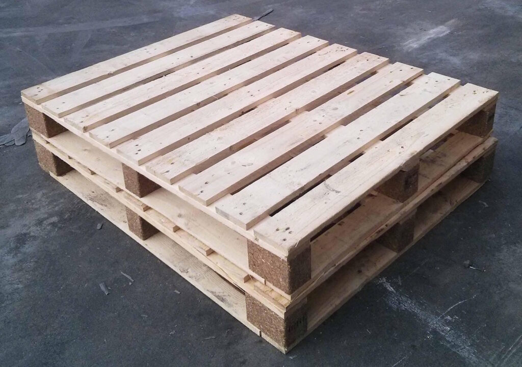 Das Foto zeigt zwei Holzpaletten