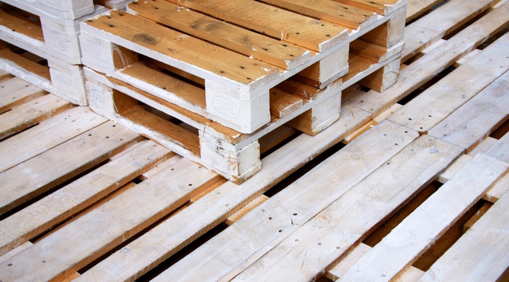 Das Foto zeigt einige Paletten, die aufeinander gestapelt sind