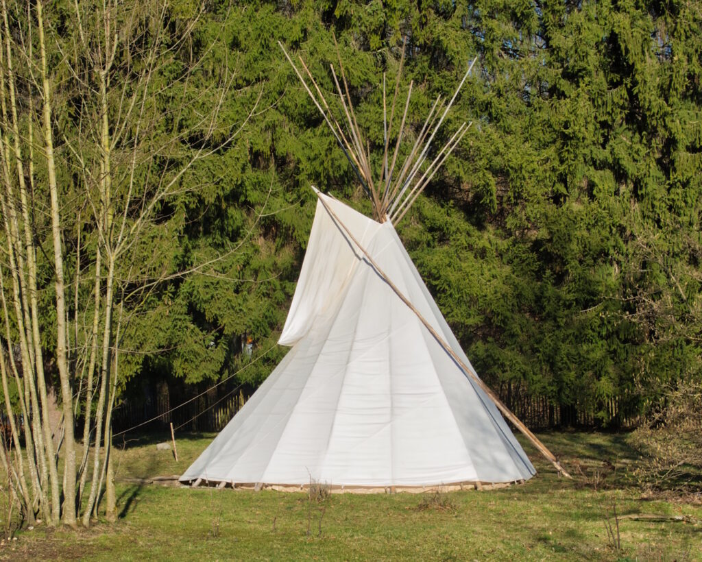 Das Foto zeigt ein Tipi, das im Garten steht