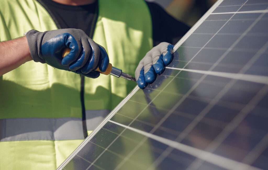 Das Foto zeigt, wie Solarpanele angebracht werden